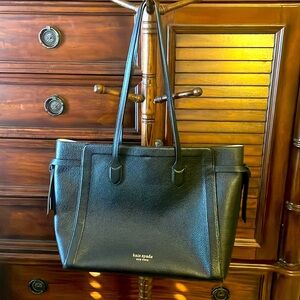 Kate Spade large tote bag. Black pebbled leather. Inside pocket w/ toggle close